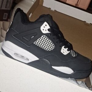 Black And White 4s
